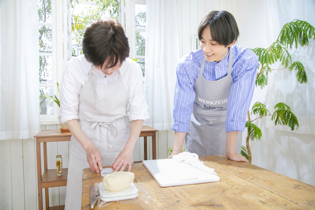 おおよそ均等に生地を3分割するために、まずは生地の総量をはかりでチェック