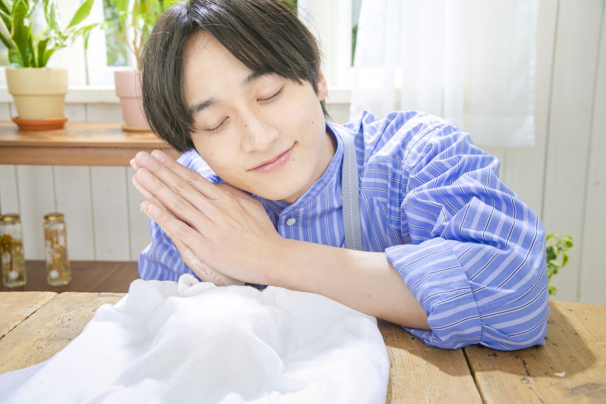 ぬれ布巾を上からかけて5分間寝かせてます。「おやすみ〜♪」