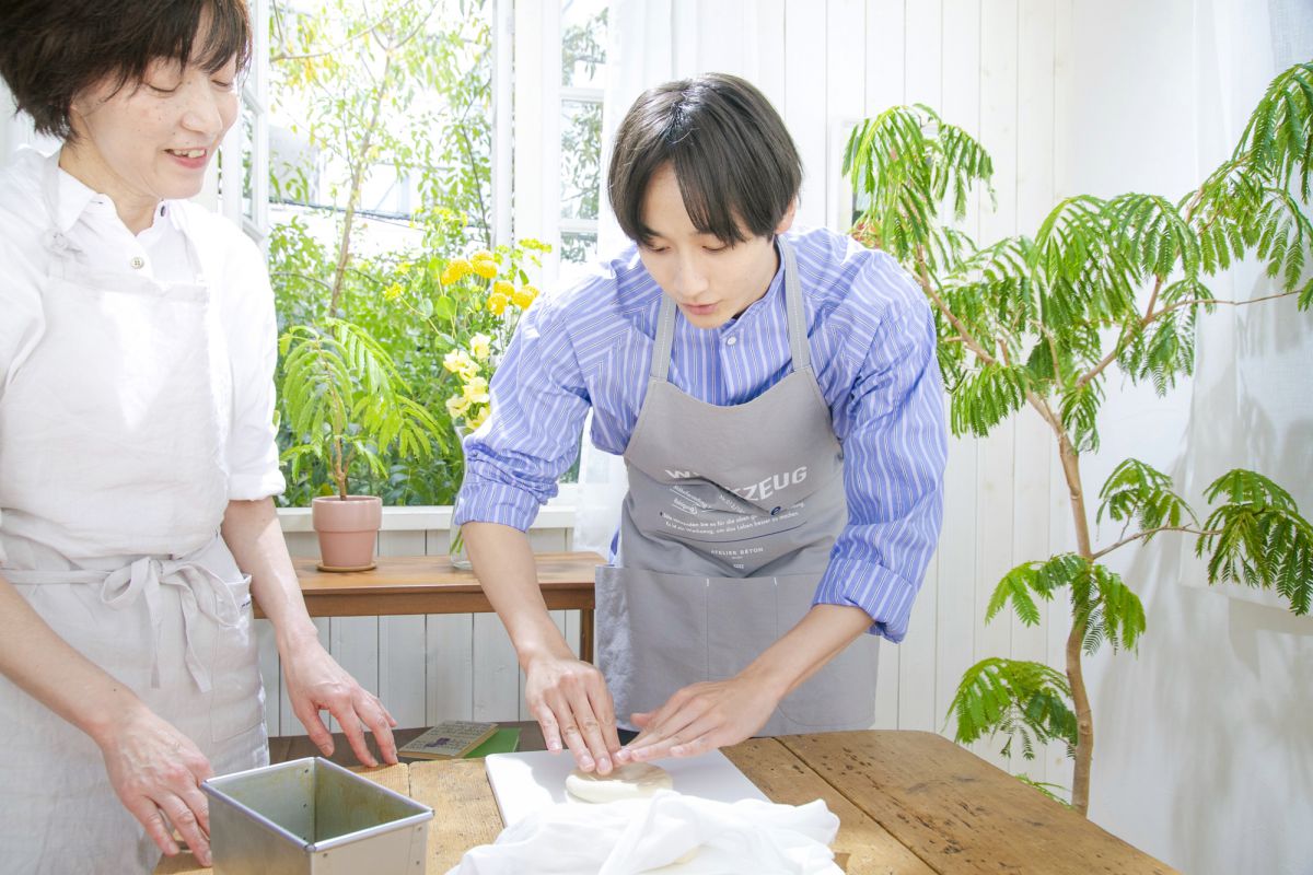 5分寝かせた生地を平らにする小関さん