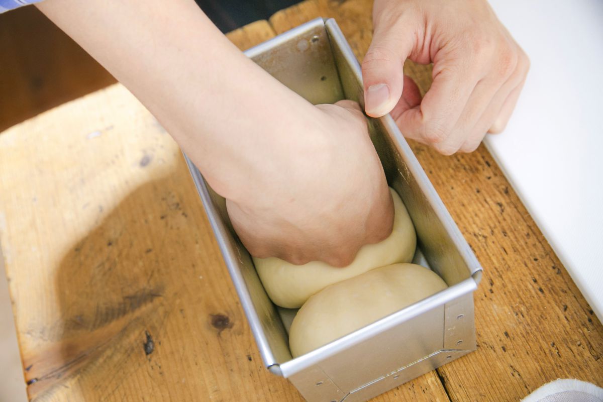 食パン型に3分割した生地を、丸めたとじ目が下になるように詰めて…