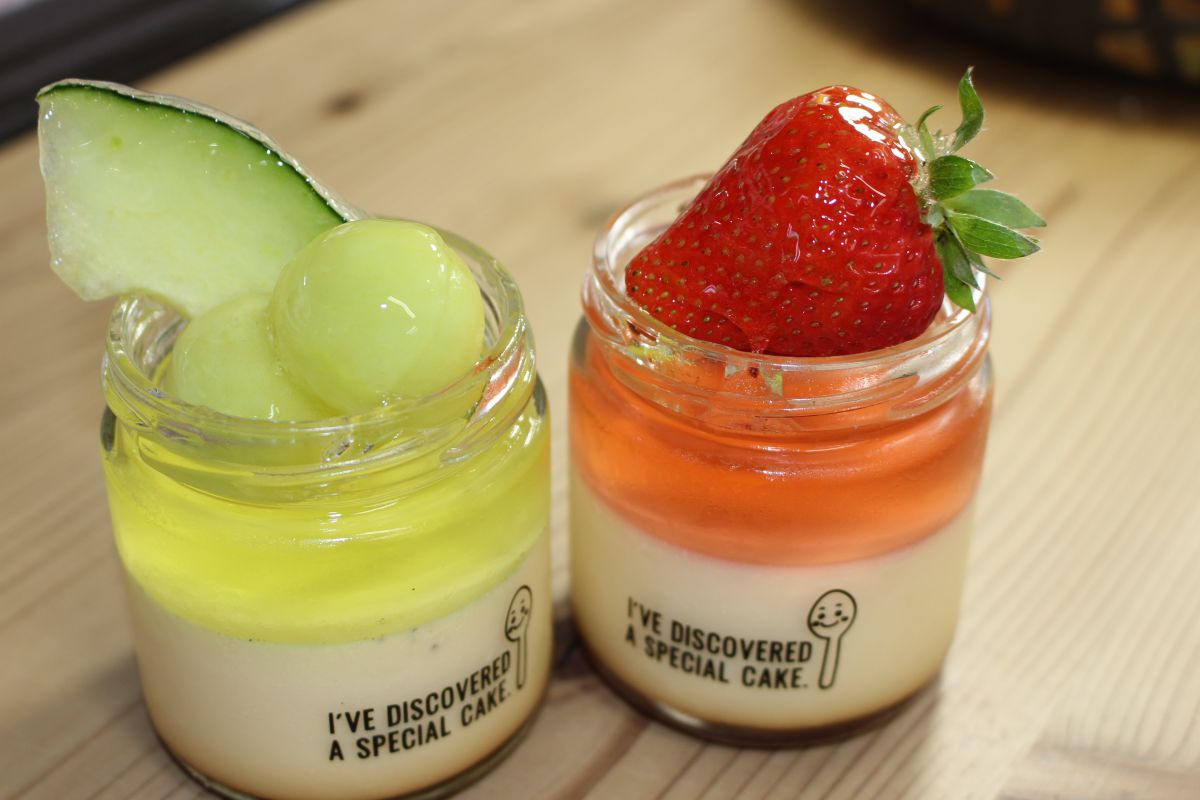 左：メロンジュレプリン　600円  右：国産苺のジュレプリン　600円