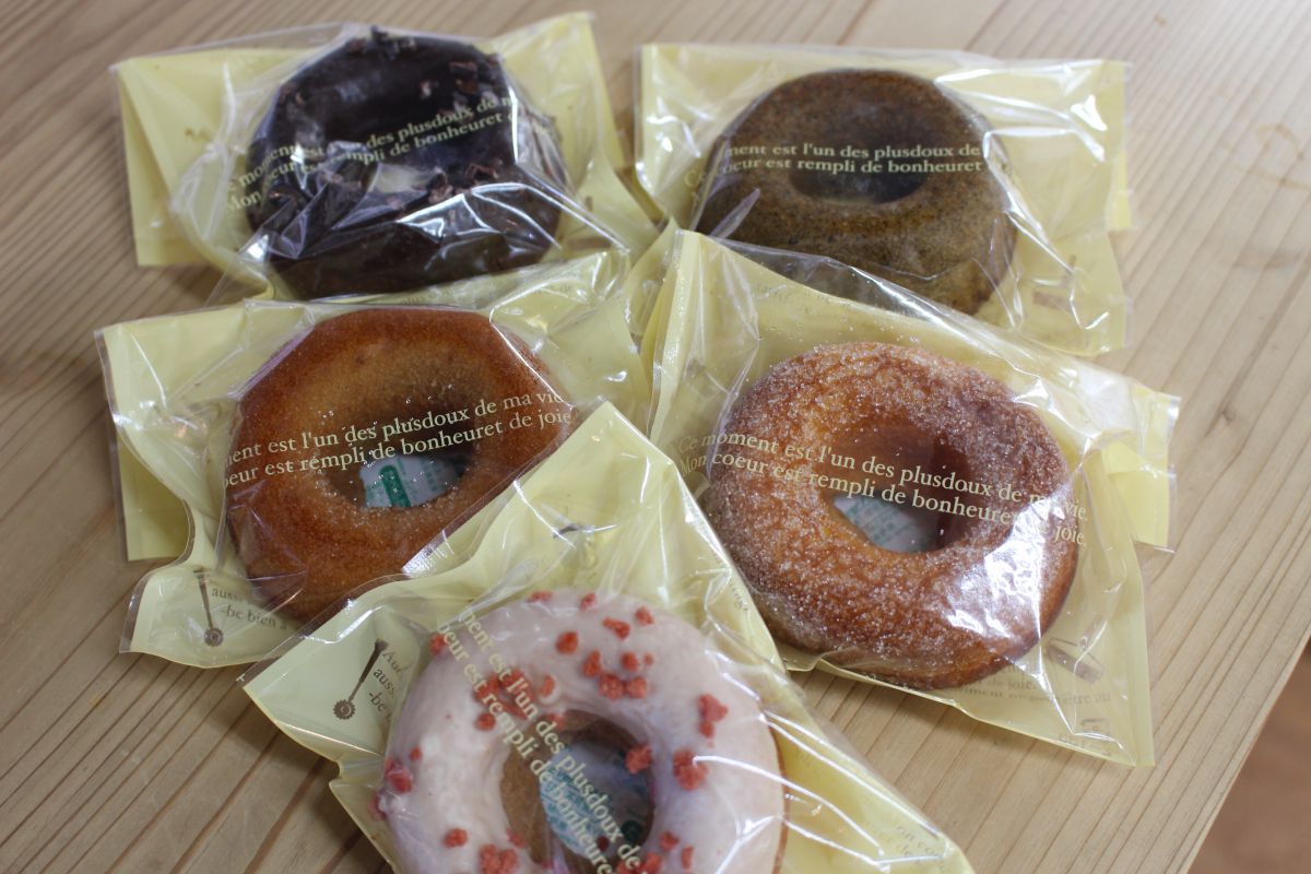 左上から時計まわりに：チョコレート、ほうじ茶、プレーン、いちご、シナモンジンジャー（各230円）