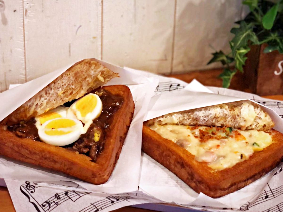 写真左から煮ぶたカンザイパン、シチューカンザイパン