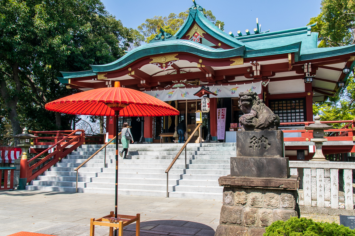 見事な社殿は都内で唯一の浅間造り