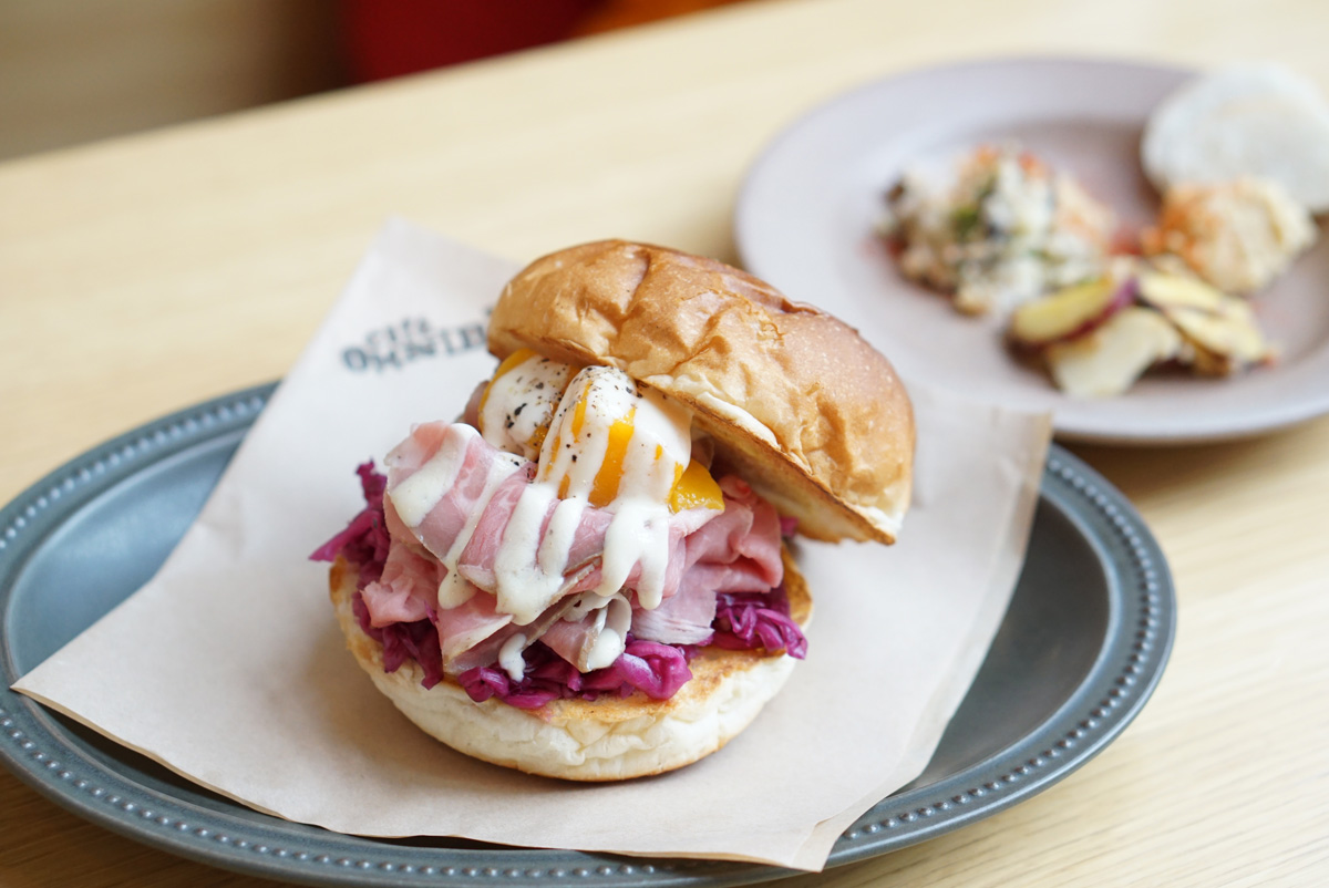 見事な社殿は都内で唯一の浅間造り