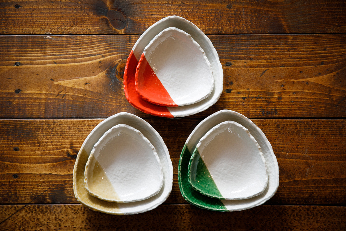 三角皿 大1,650円 中1,100円（全て税込）