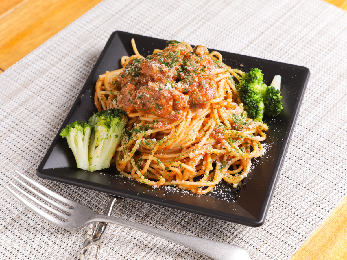 ゴロゴロ豚肉のミートソースパスタ 599円（税別）