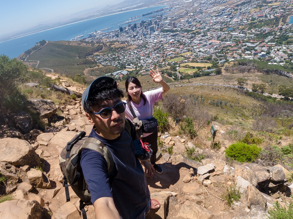 夫の力也（左）と妻のあゆみ（右）