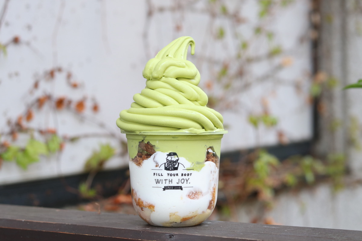 宇治抹茶ソフトクリームのパンケーキパフェ 480円