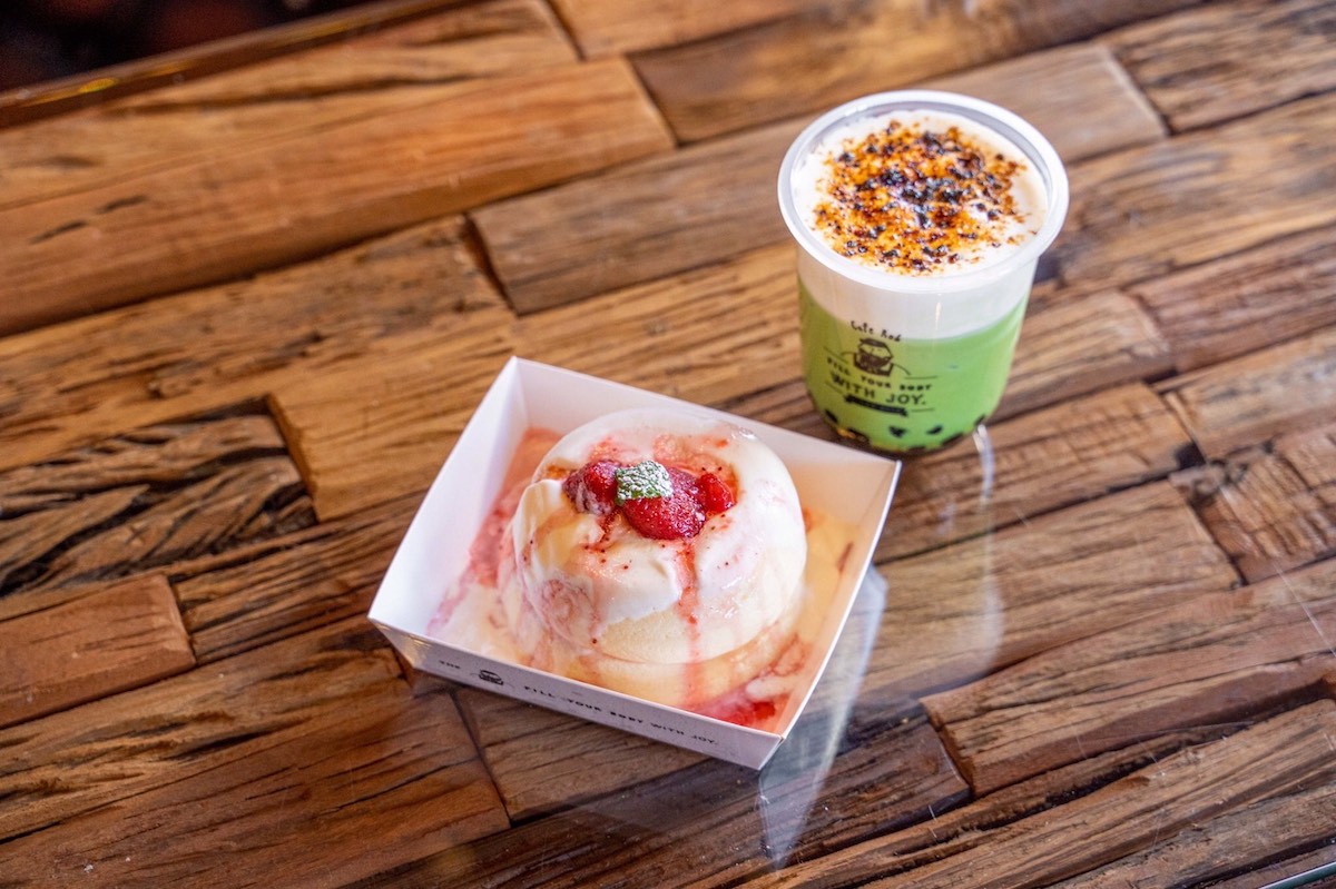 手前 ストロベリーチーズケーキ 850円、奥 抹茶チーズブリュレタピオカ 650円