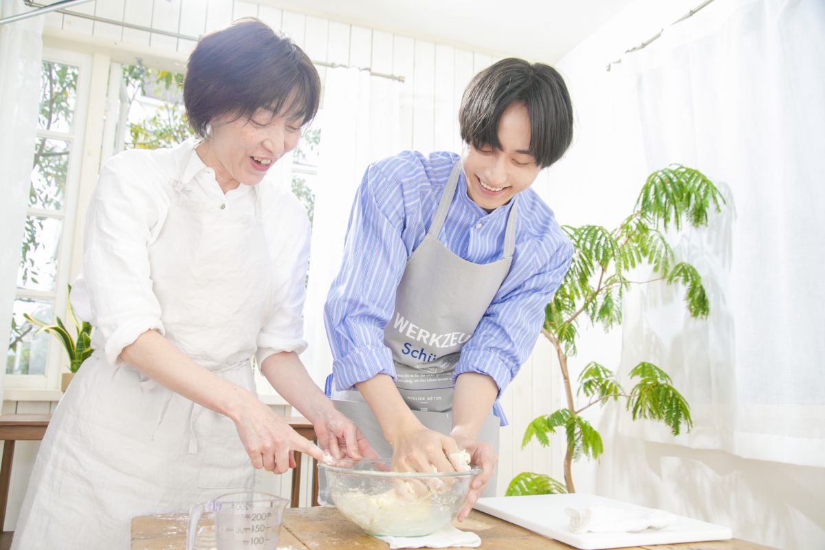 “日本一適当なパン教室”のBacke晶子先生レクチャーのもと、生地をこねこね