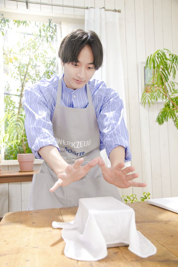 生地に念を送る小関さん