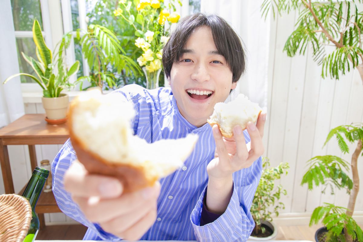 「君も食べなよ。はい、あーん」（注：筆者の脳内妄想台詞です）