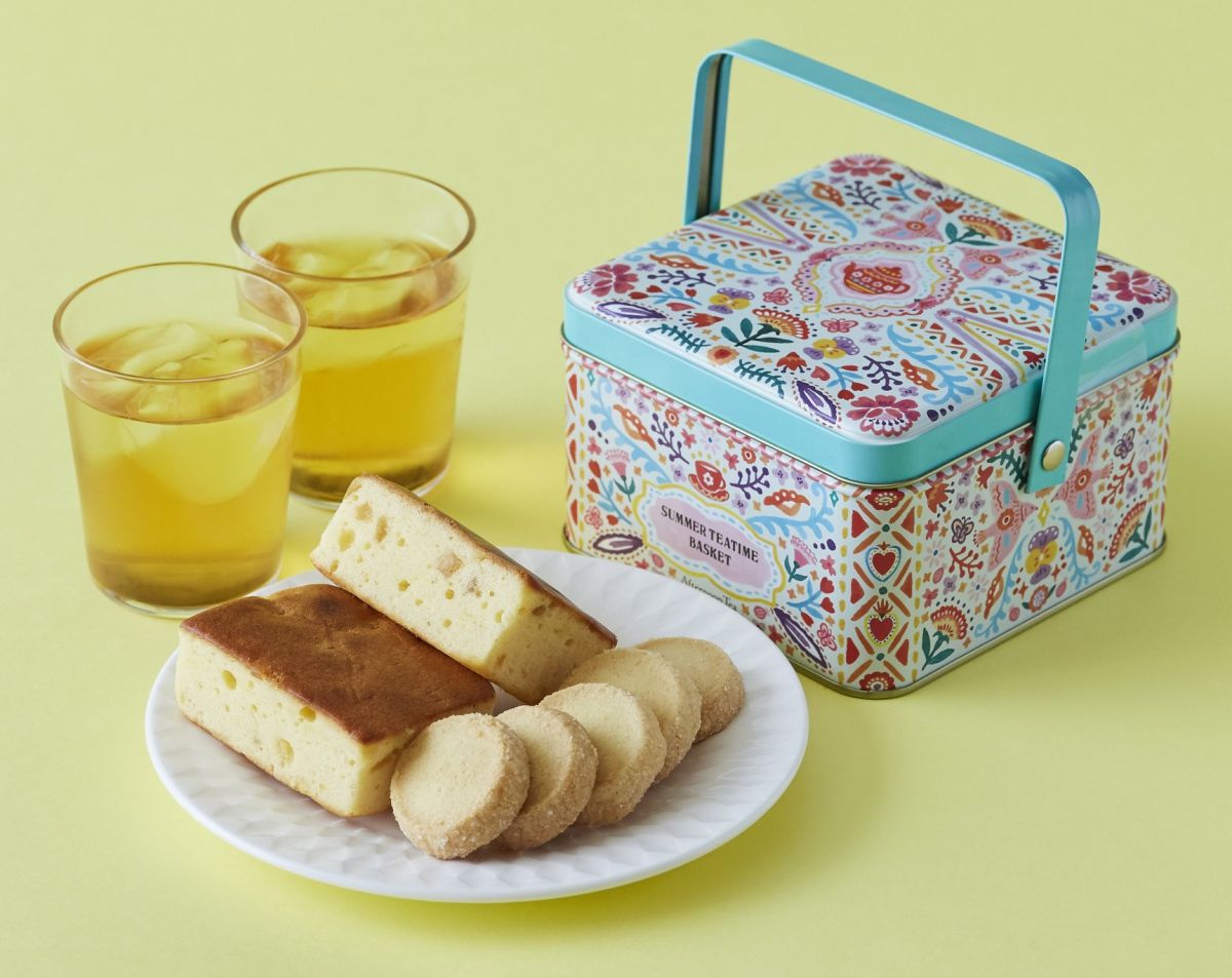 シャルドネダージリン（ティーパック5g×3個）、レモンチーズケーキ（2個）、ディアマン ソルティーレモンライム（5個）がセットになった「サマータイムバスケット」2200円