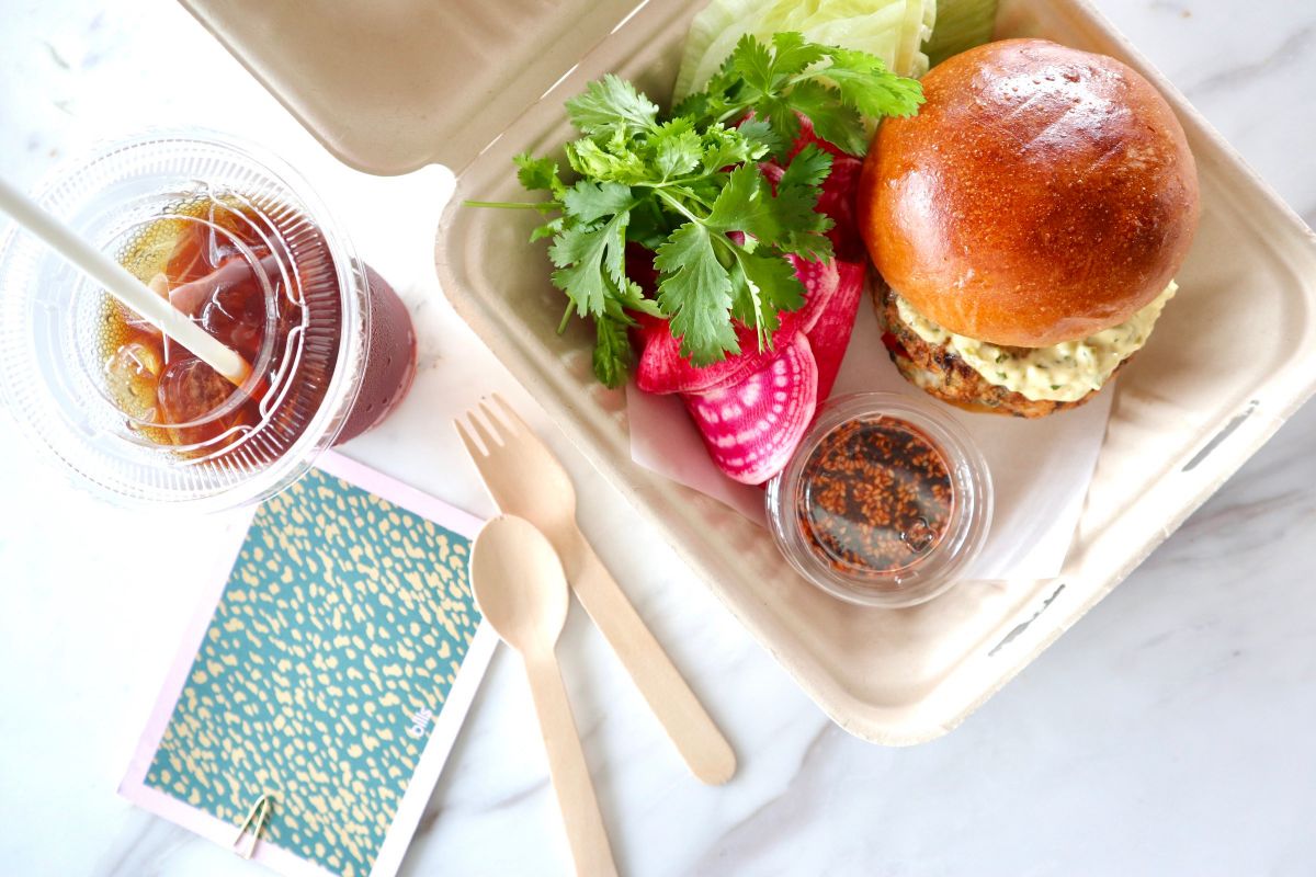 シュリンプバーガー - ハラペーニョマヨネーズとコチュジャンソース、 レタスとラディッシュのサラダ 2200円