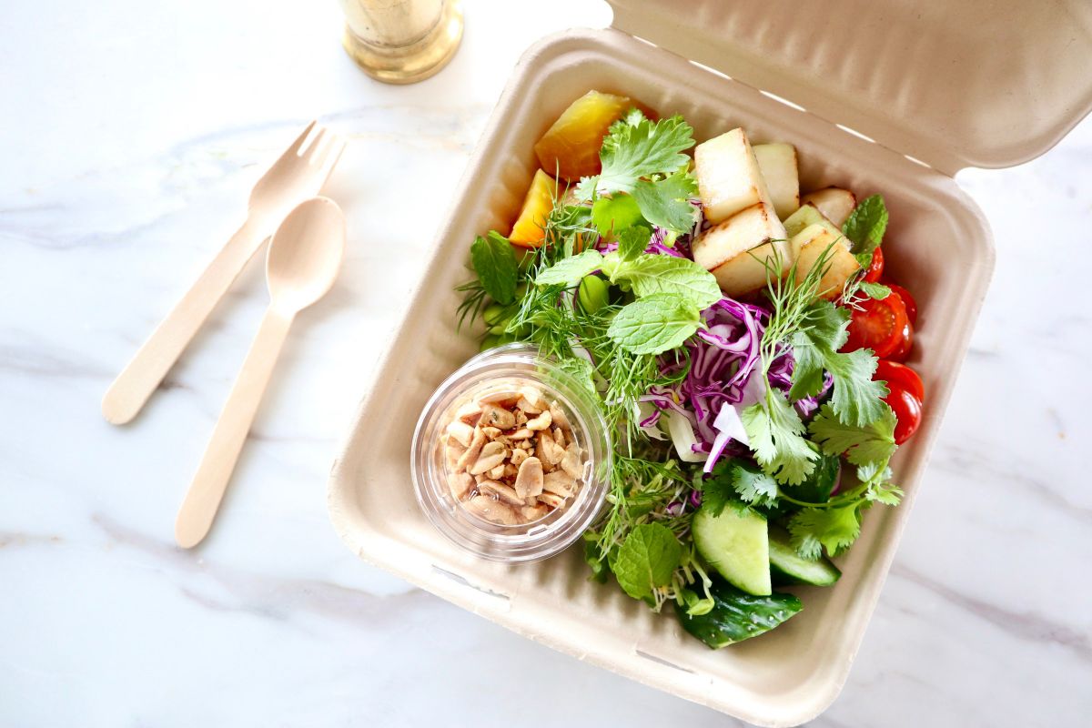 チョップドサラダ、ピーナッツドレッシング- レタス、コールラビ、 赤キャベツ、イエロービーツ 1600円