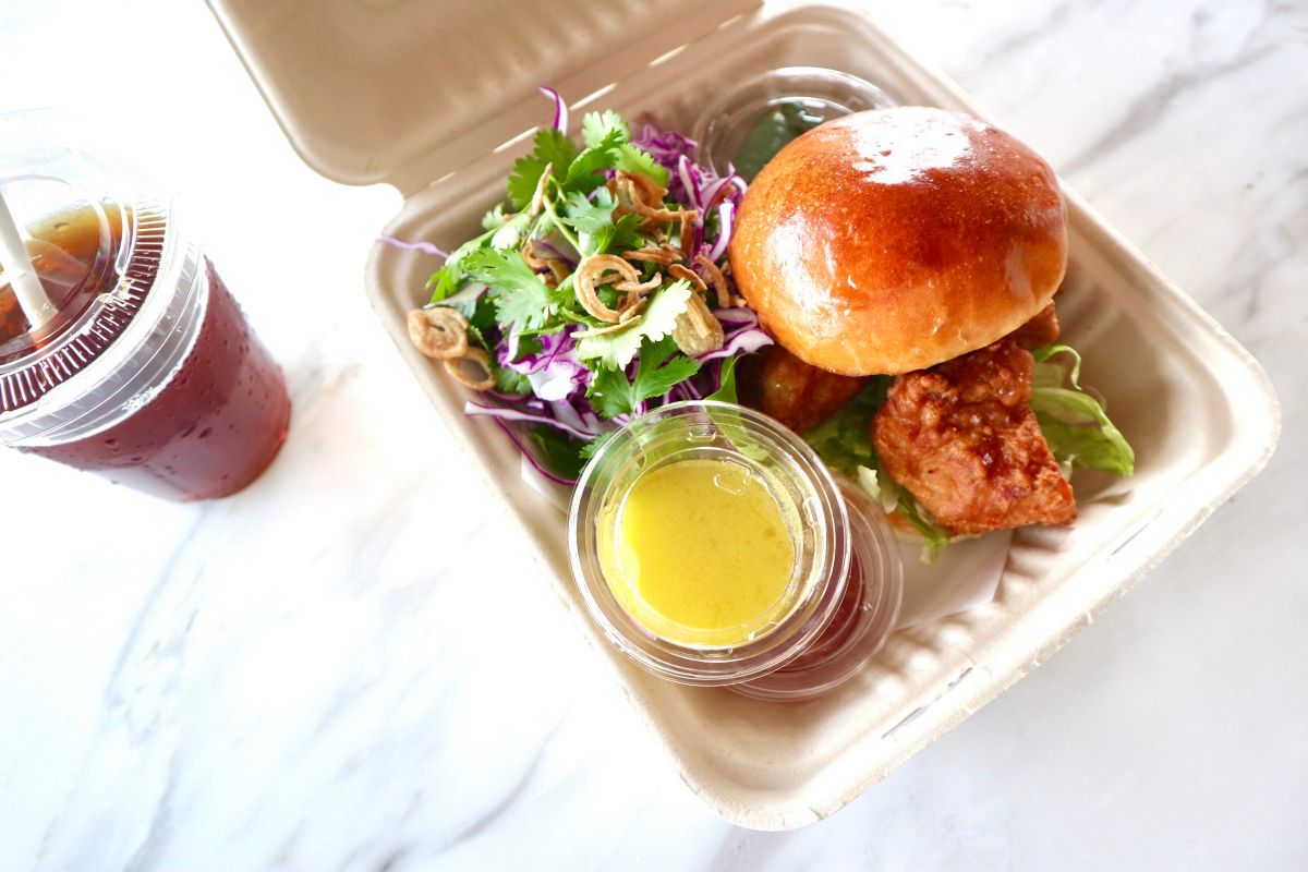 シンガポールフライドチキンバーガー - シュリンプペーストでマリネしたチキン、 スウィートチリソース、赤キャベツとハーブのサラダ 2100円