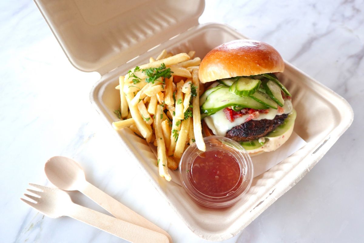 和牛チーズバーガー - メープルベーコンクランチとグリーントマト、 きゅうりのディルピクルス、フレンチフライ 2400円