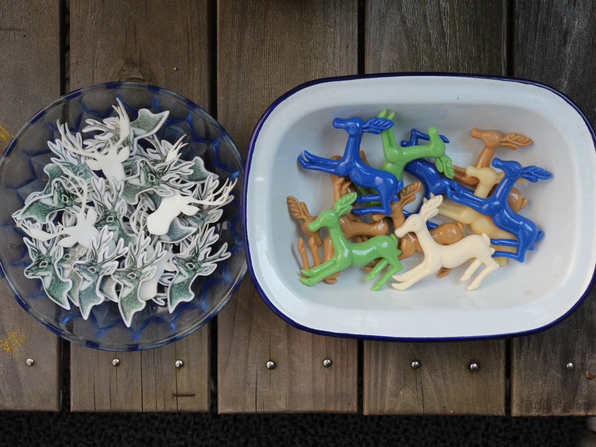 鹿ブローチ650円（右）