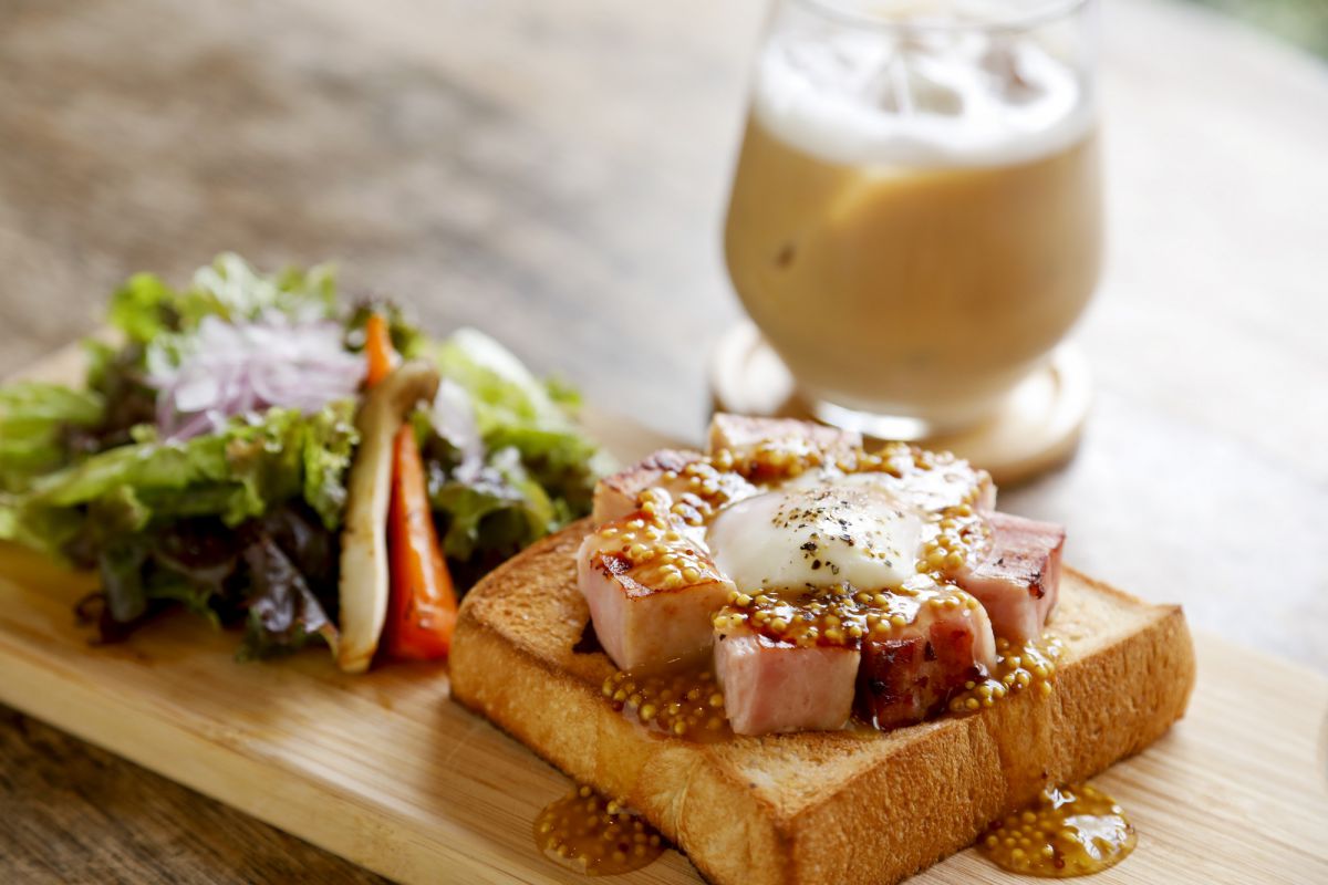 トーストセット ゴロゴロベーコン温玉のせ～ハニーマスタードソース～ 750円