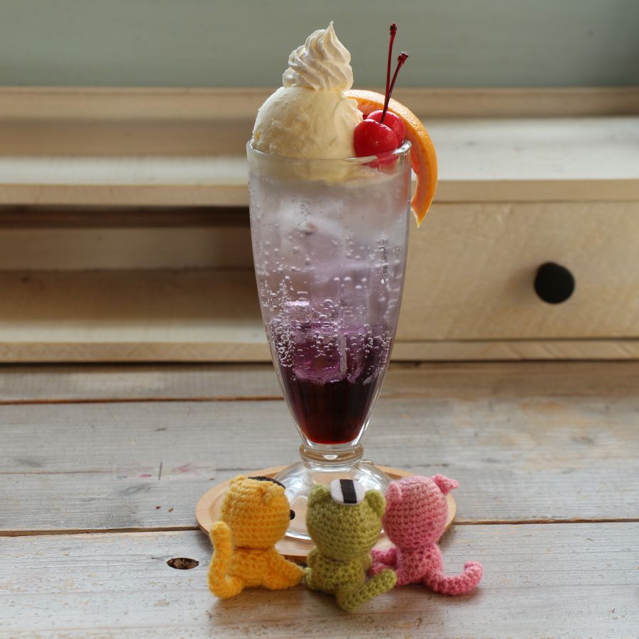 押し色クリームソーダ770円