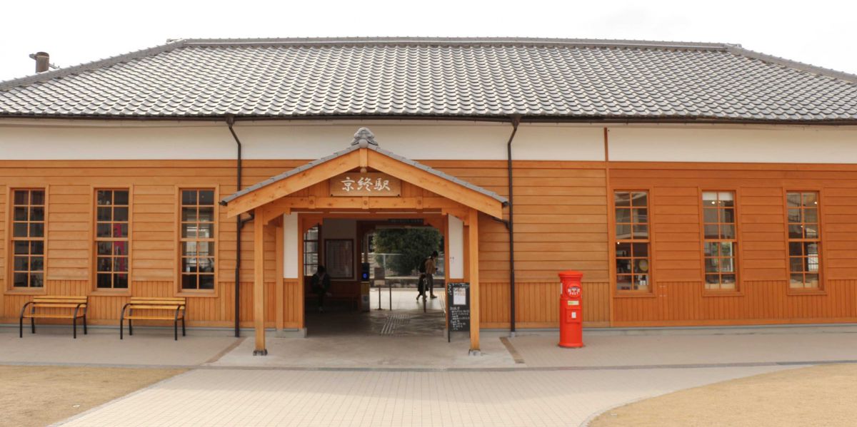 奈良からひと駅「京終駅」のノスタルジックな駅舎カフェ