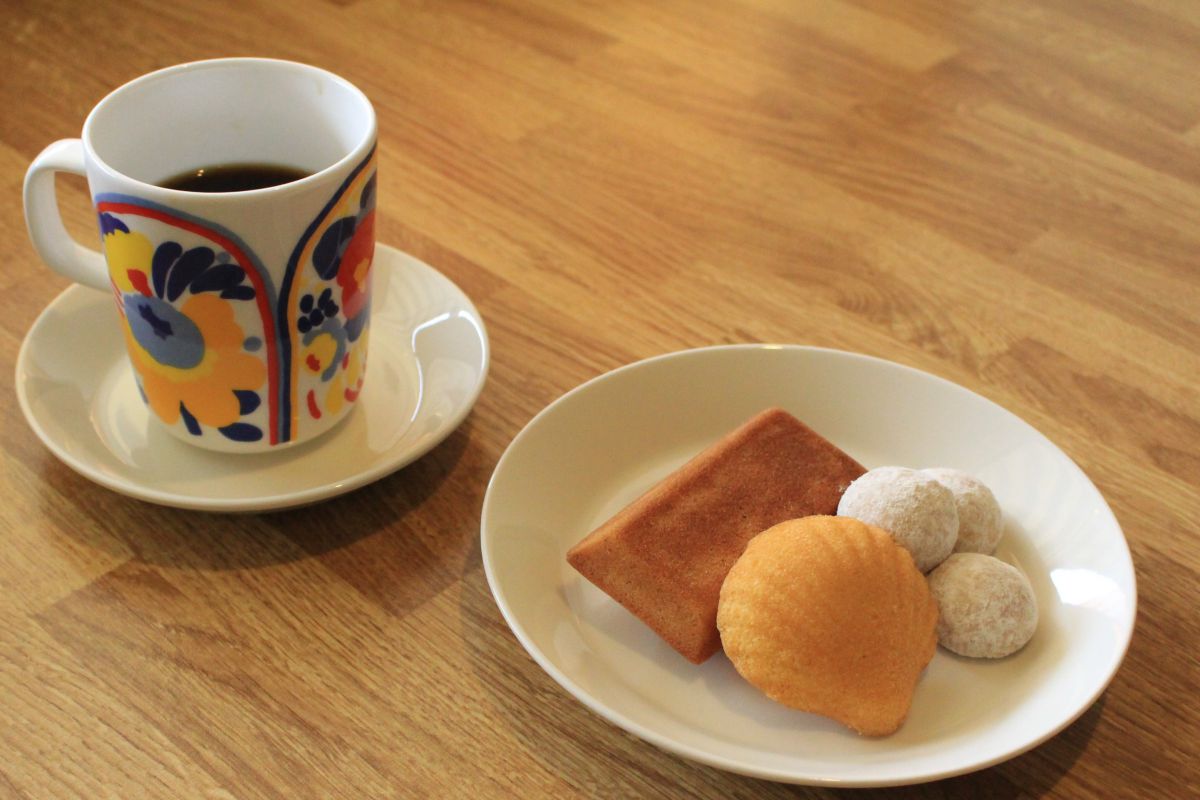 おすすめ焼き菓子3種を盛り合わせた焼き菓子セット530円、コーヒー430円（セットで100円OFF）