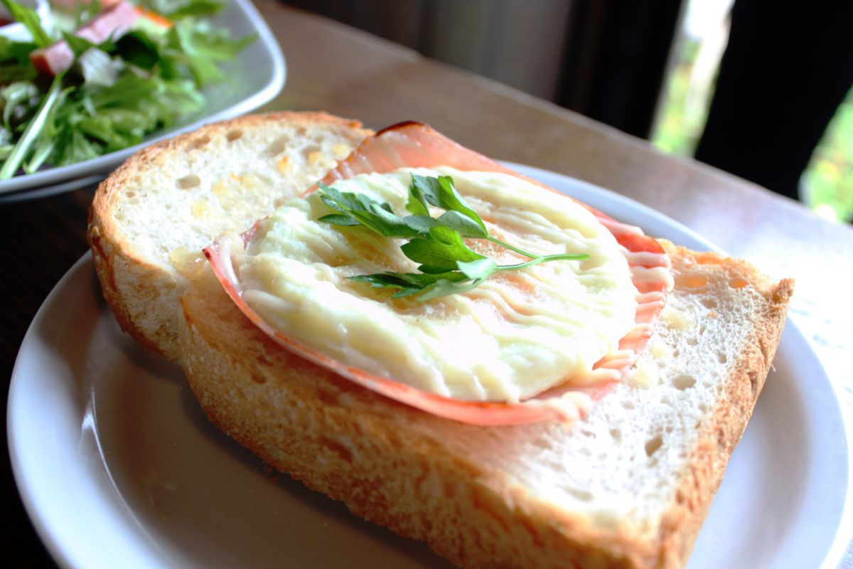 ハムエッグ・トースト　649円（セットドリンク付き）