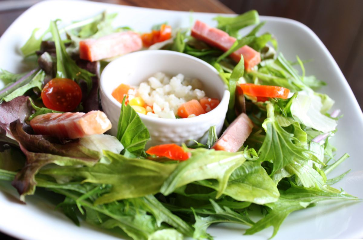 ベビーリーフ＆ベーコンとカリフラワーライスのグリーンサラダ　308円