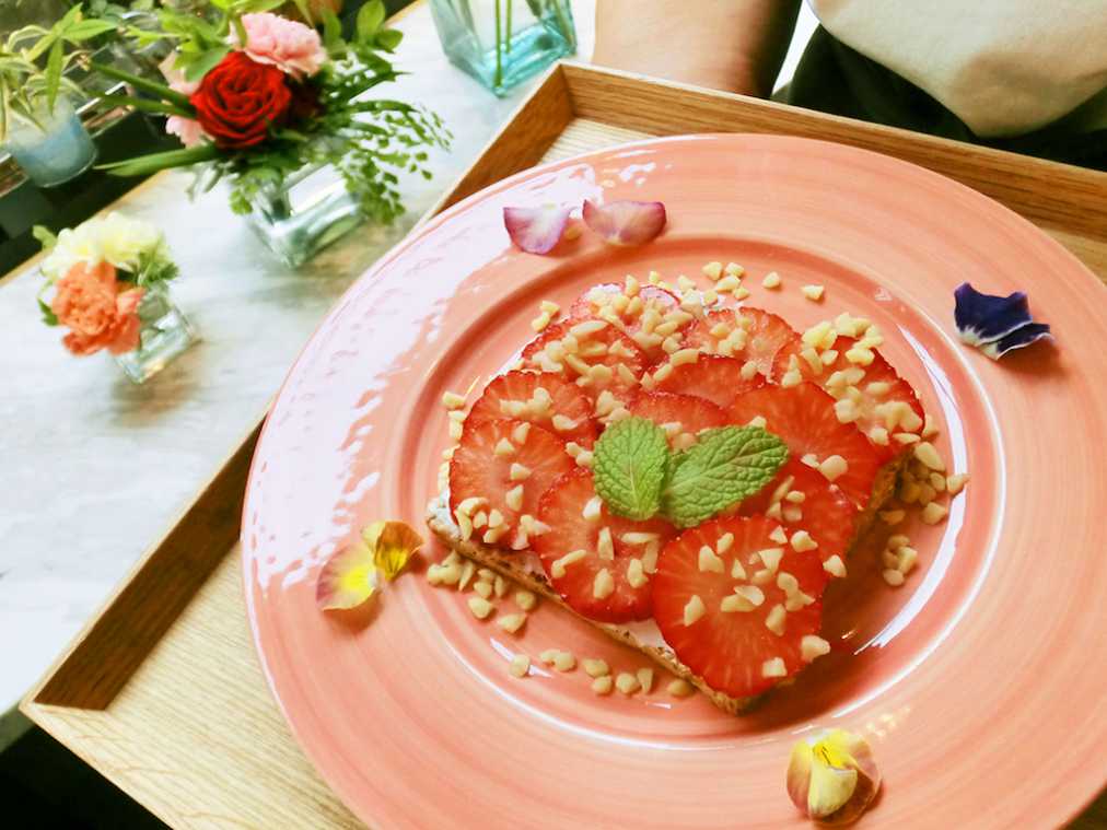 季節のフルーツオープンサンド　748円