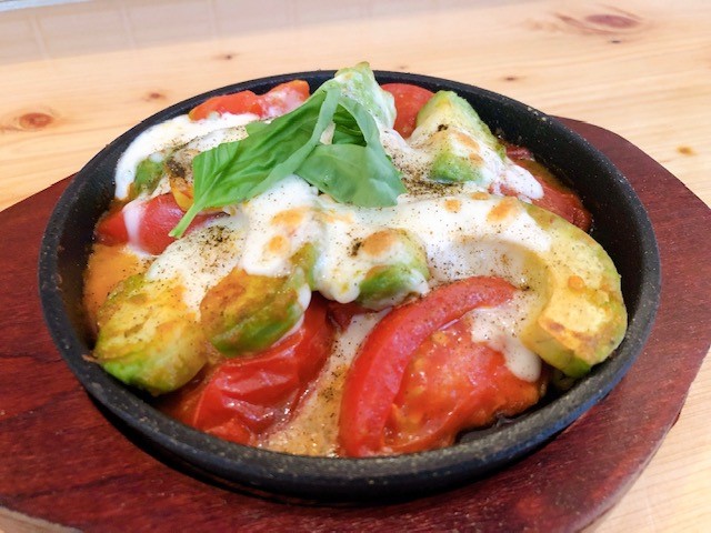 アボカドとトマトの焼きカプレーゼ 715円