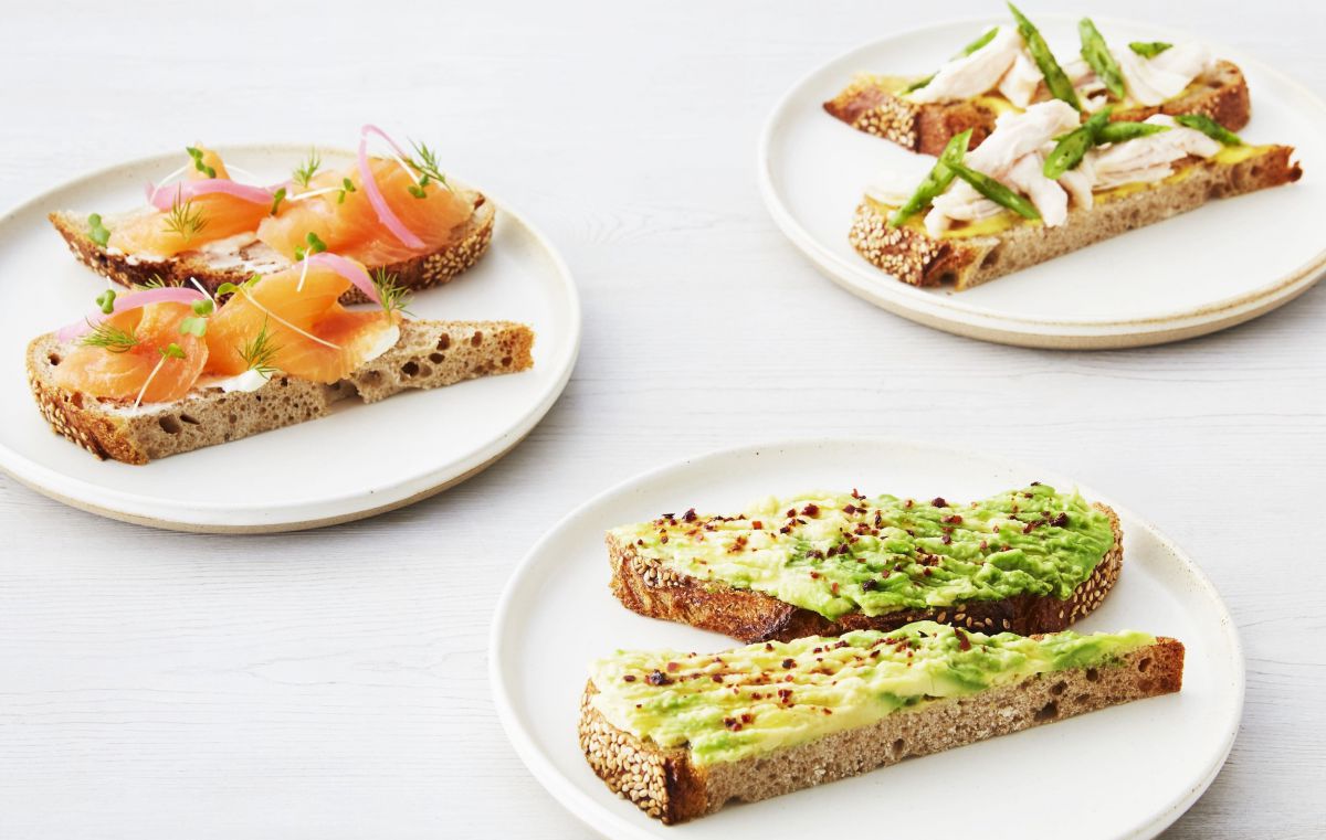 左から「サーモンタルティーヌ」850円、「アボカドタルティーヌ」700円、「チキンタルティーヌ」 700円