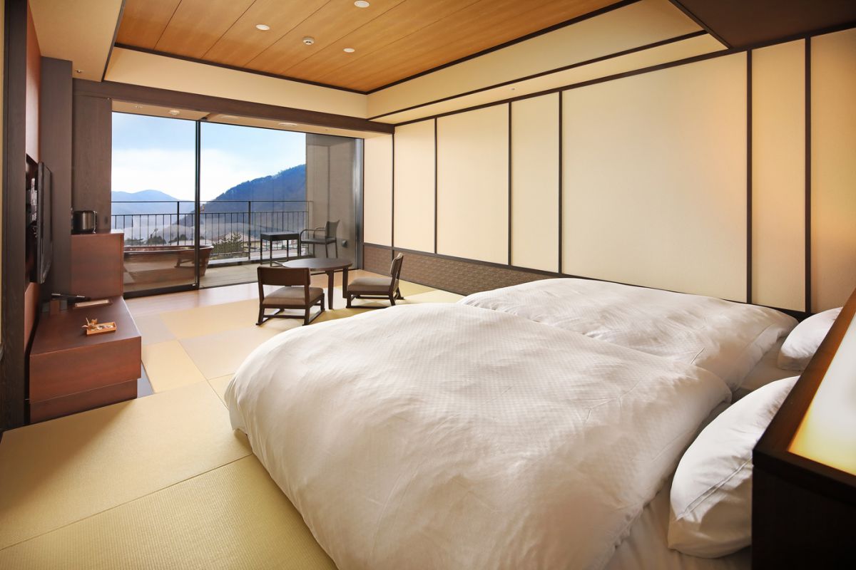 広さもたっぷり、シンプルモダンで居心地のよい客室／箱根小涌園 天悠