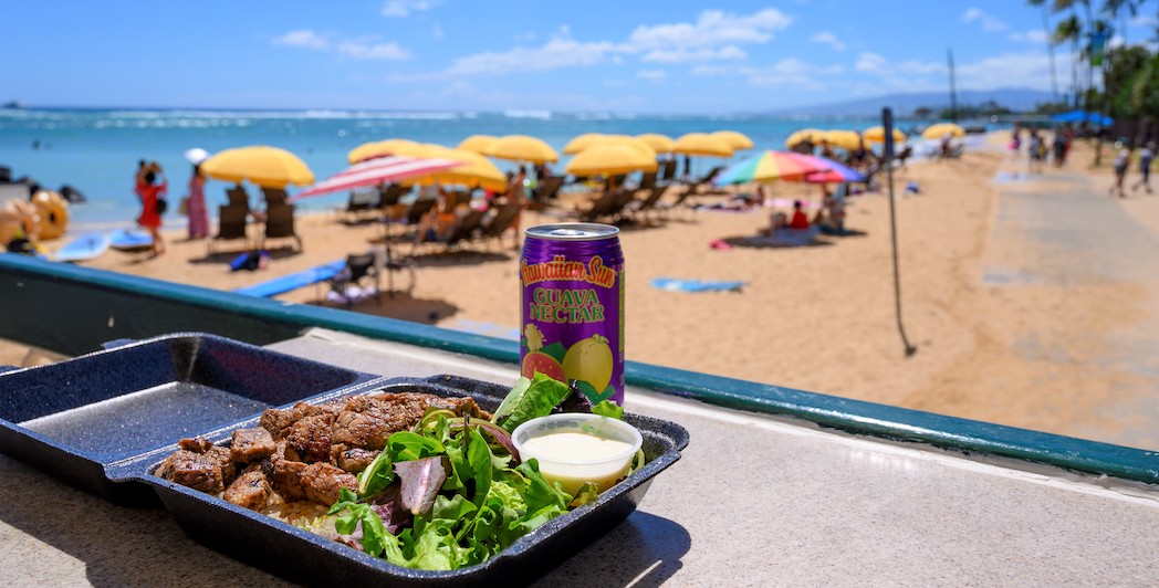 ハワイ式お弁当『プレートランチ』が幸せ！ビーチで、公園で、気ままにテイクアウトごはん4選