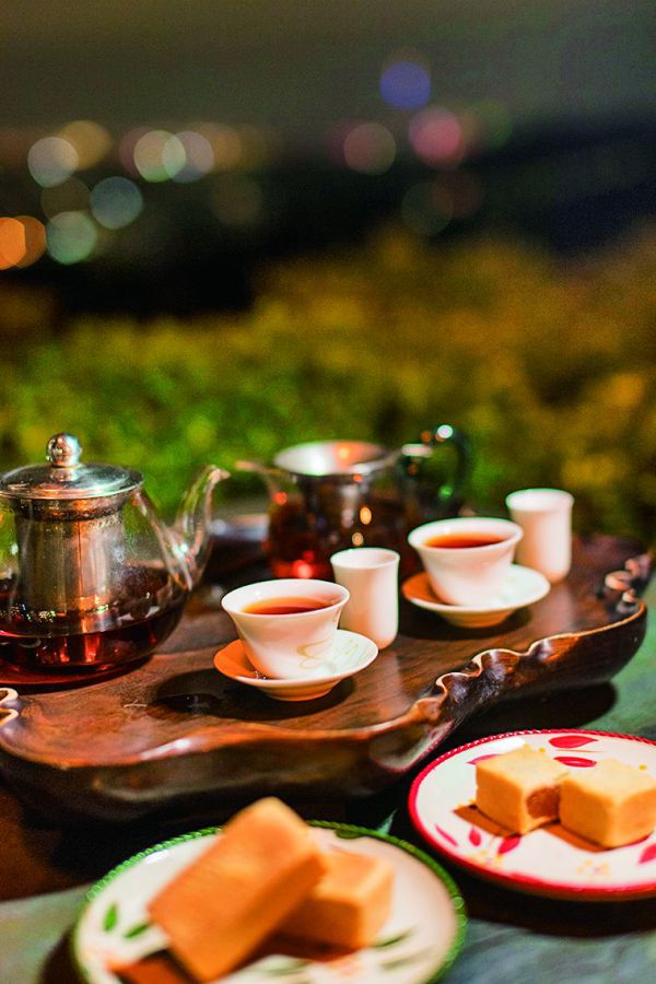 鉄観音茶とパイナップルケーキは、どちらも自家製で美味。