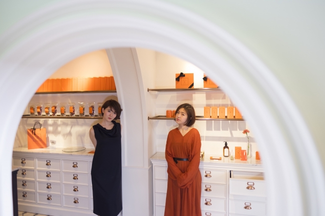 DAYLILY創業者小林さん（左）と王さん（右）