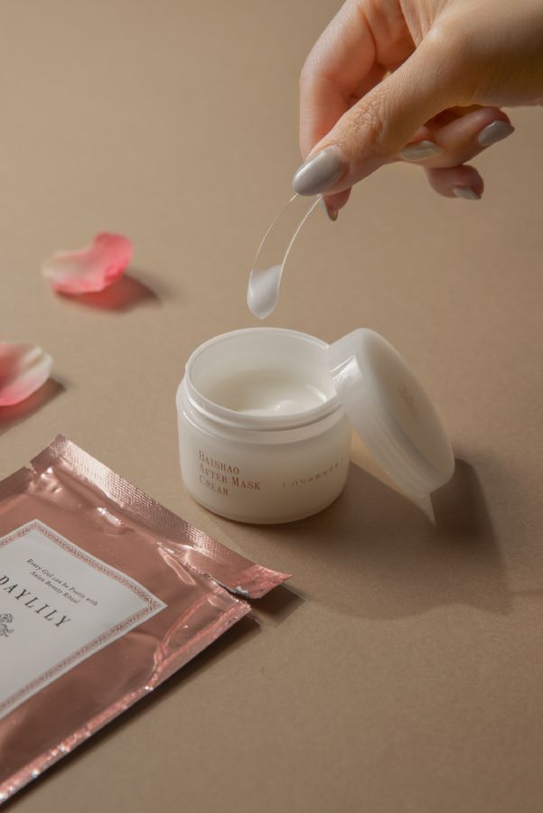 「BAI SHAO AFTER MASK CREAM」（上）4500円、「Ginseng & Goji Berry Facial Mask 人蔘枸杞フェイスマスク」（下）1枚680円〈税抜〉