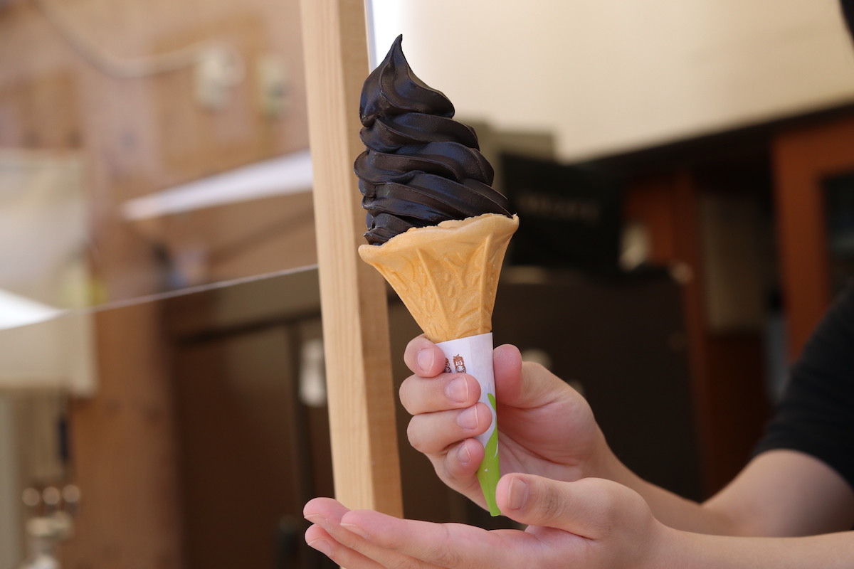 黒壁ソフト 400円（テイクアウト）、450円（イートイン）