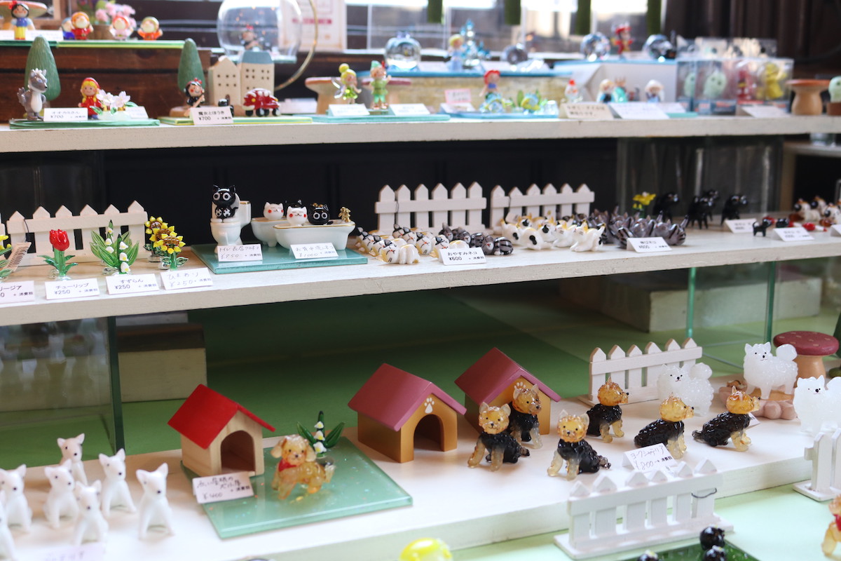 1階：小さなガラスの置物たち。集めたくなるかわいらしさ！