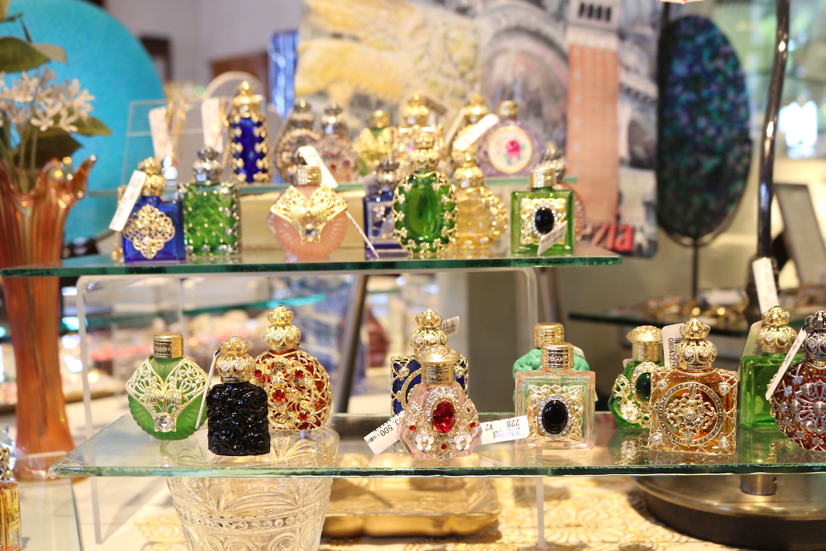 2階：華麗なデザインのチェコ製香水瓶