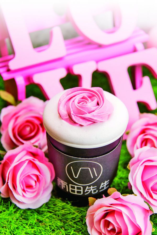 「凡爾賽玫瑰 玫瑰牛奶」は、香りのよいローズミルクにバラ型のメレンゲをのせたキュートなドリンク。NT＄143（約500円）。