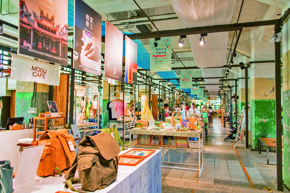 天井が高く、無機質な空間は工場の跡地らしい趣です