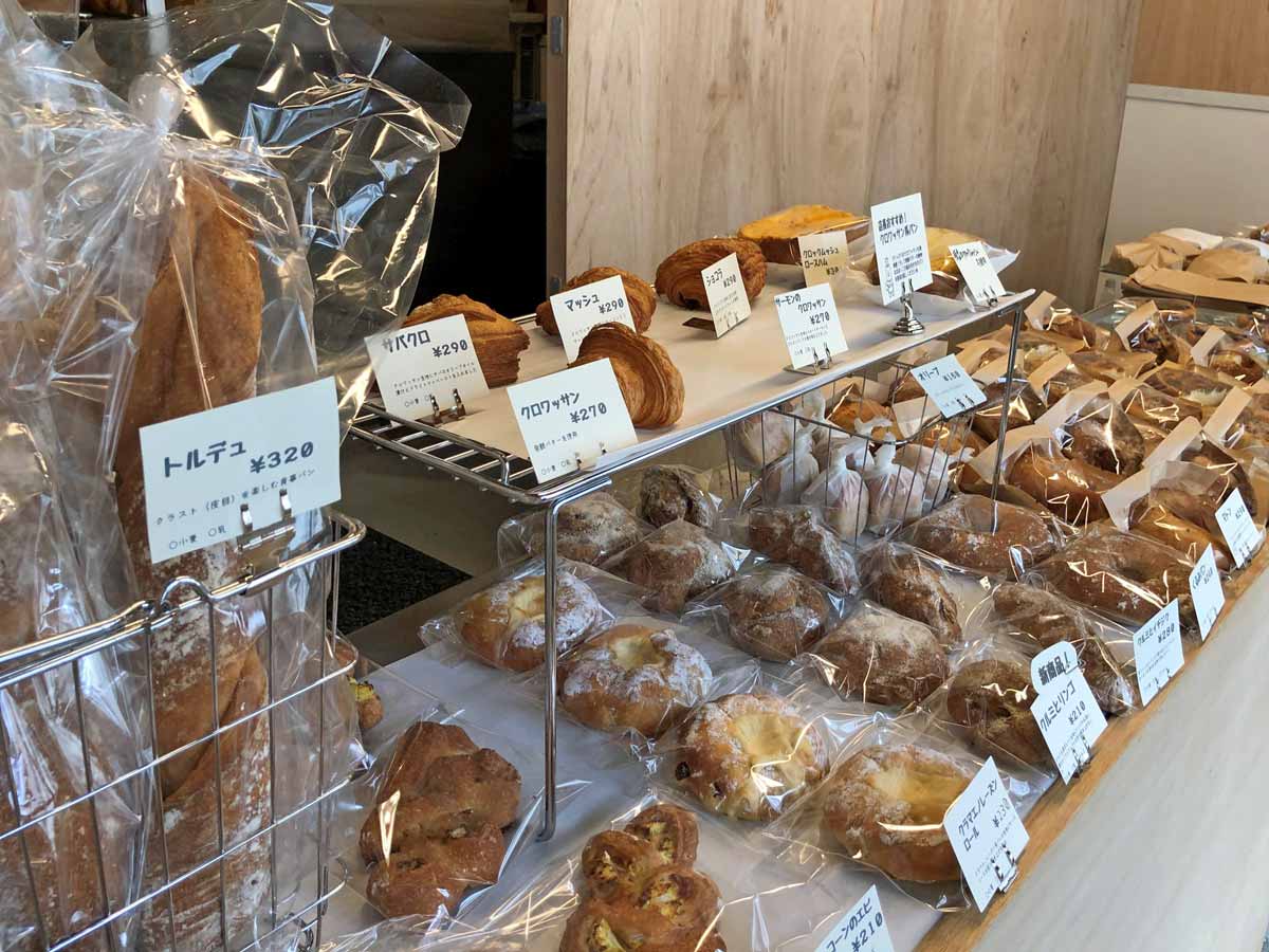 カウンターに並ぶパン