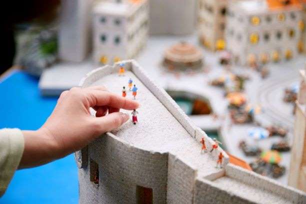 完成したフィギュアをエリア内に設置している様子