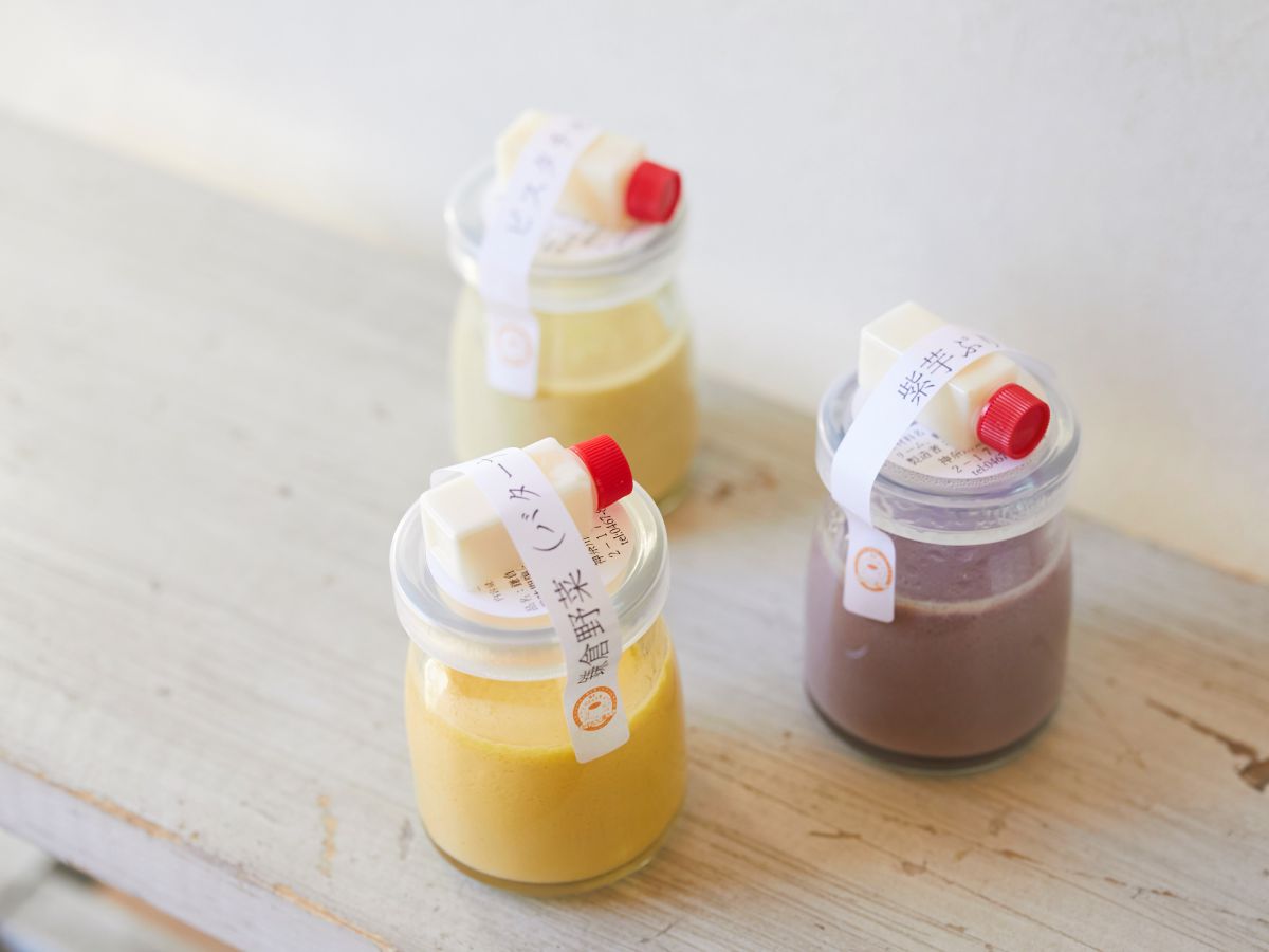 （左）鎌倉野菜かぼちゃぷりん 390円 （右）紫芋ぷりん 390円 （奥）ピスタチオぷりん 500円