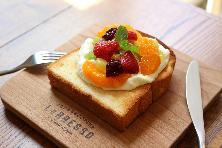 フレッシュフルーツトースト 690円