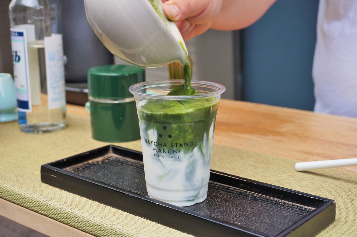築地で目立ちまくり！“実演に歓声あがる”夏におすすめの抹茶ラテ