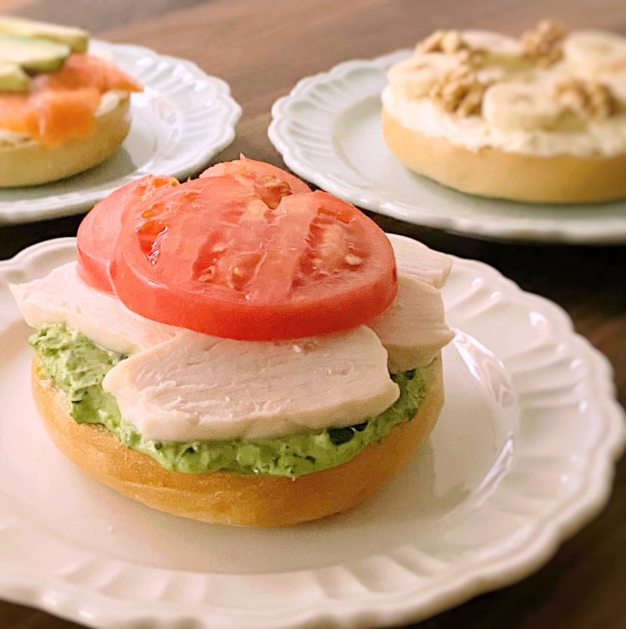 ベーグルサンド チキン&トマト&ほうれん草　単品900円（税別）/ twinkle twinkle cafe