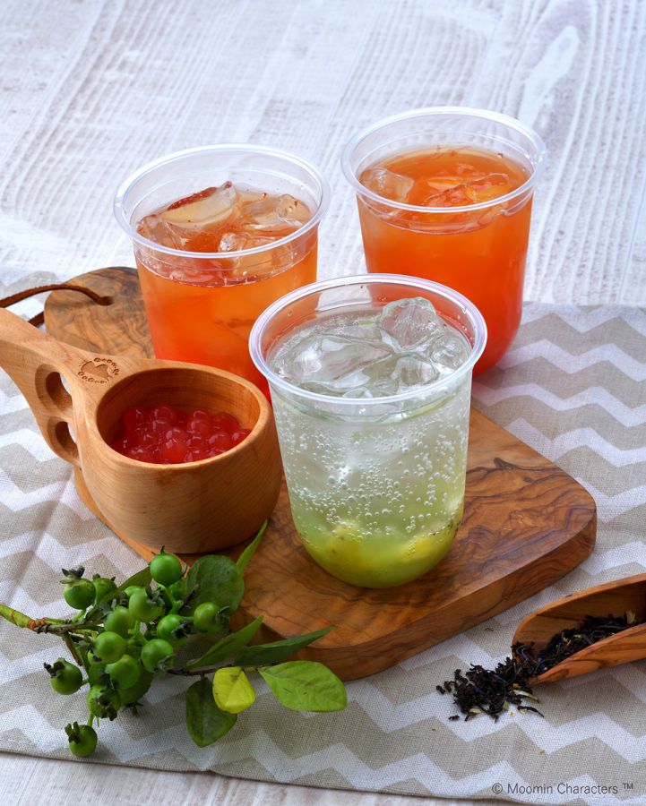 ＜左奥＞「グレープフルーツ＆レモンティー」、＜右奥＞「ストロベリー＆レモンティー」、＜右前＞「キウイフルーツソーダ」