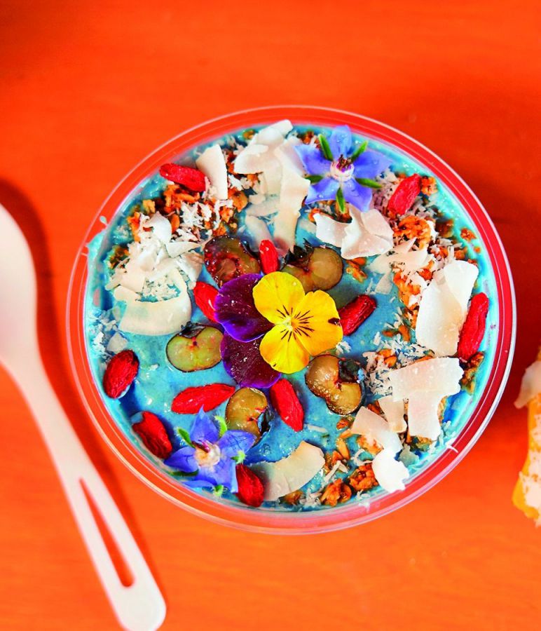 青藻のブルーがかわいい！「ブルードリームボウル」は、すっきりとした甘さでお腹も満足です（$11.95）。